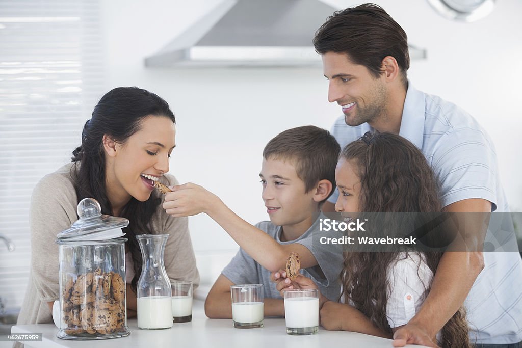 Figlio dando un cookie per la madre - Foto stock royalty-free di Adulto