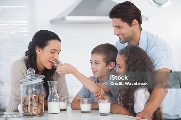 Figlio Dando Un Cookie Per La Madre - Fotografie stock e altre immagini di Adulto - Adulto, Allegro, Ambientazione interna