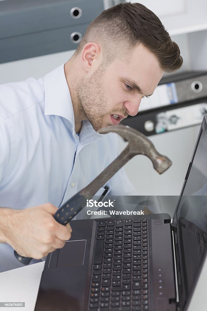 Frustré gros plan d'homme d'affaires avec ordinateur portable et de marteau - Photo de Adulte libre de droits
