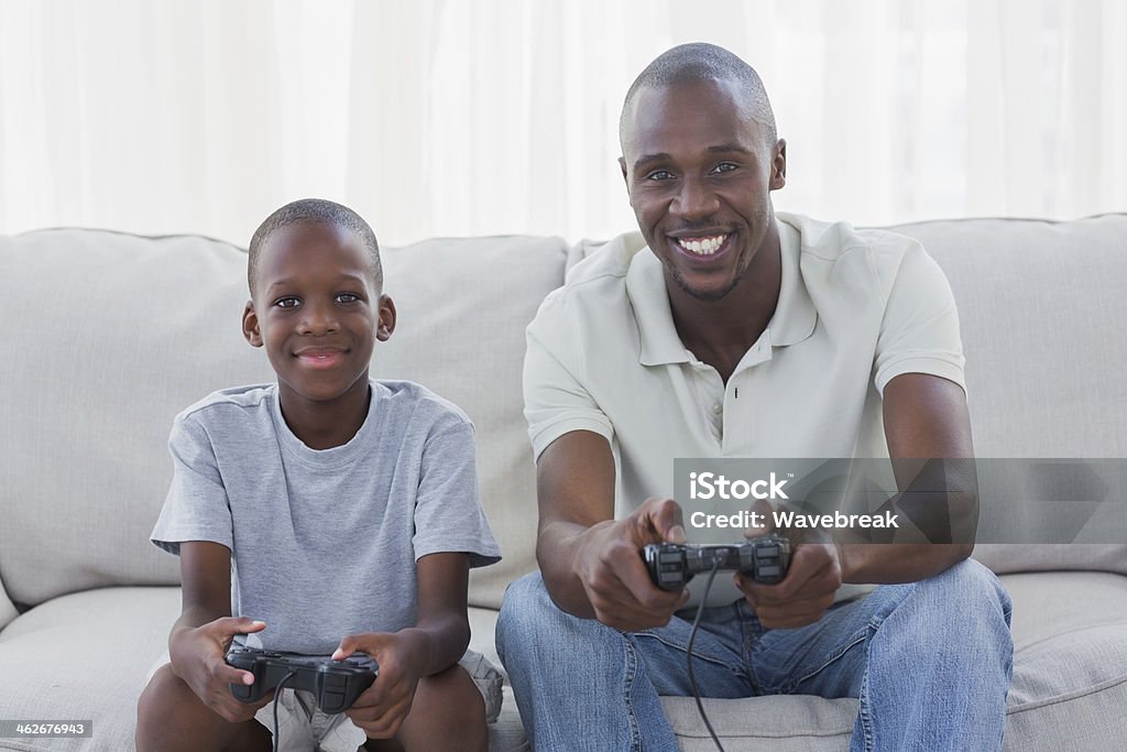 Feliz pai e filho jogando video games juntos - Foto de stock de Brincar royalty-free
