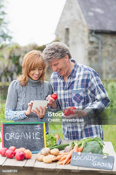 幸せな成熟したカップルは野菜を販売する - 40代のストックフォトや画像を多数ご用意 - 40代, 50代, アクティブライフスタイル