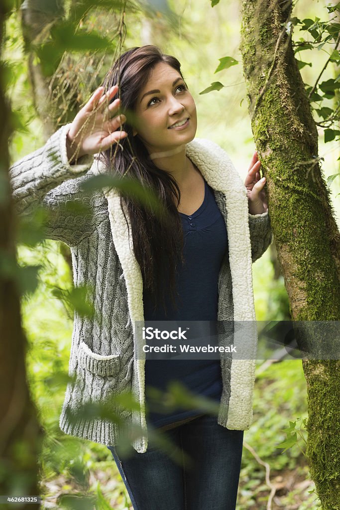 Pretty brunette pasea en un bosque verde - Foto de stock de 20 a 29 años libre de derechos