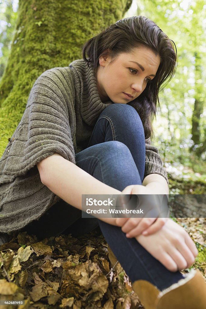 Pensif femme reflétant dans le vert forêt - Photo de Adulte libre de droits