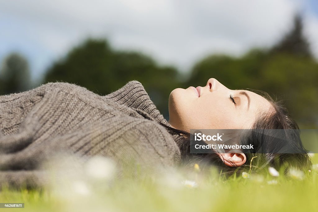 Содержание милая женщина расслабляющий на траве - Стоковые фото 20-29 лет роялти-фри