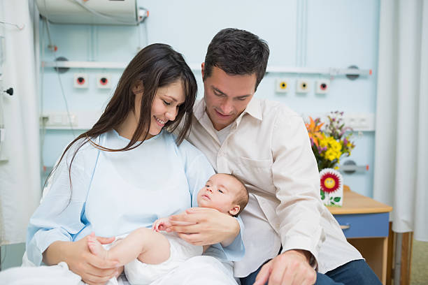 madre y padre con un recién nacido bebé - hospital flower newborn 40s fotografías e imágenes de stock