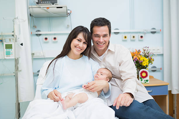feliz pareja con bebé recién nacido - hospital flower newborn 40s fotografías e imágenes de stock