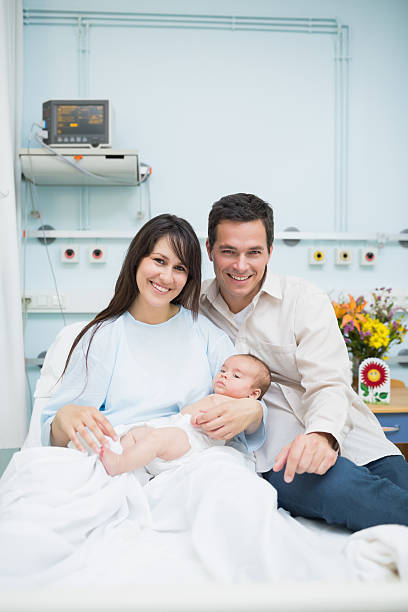 familia feliz con un recién nacido bebé - hospital flower newborn 40s fotografías e imágenes de stock