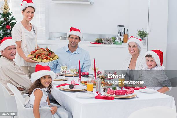 Frau Bringt Roast Dinner Zu Weihnachten Stockfoto und mehr Bilder von 70-79 Jahre - 70-79 Jahre, Aktiver Senior, Beide Elternteile