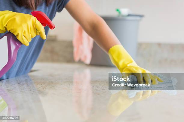 Foto de Balcão De Cozinha Ser Limpo e mais fotos de stock de Trabalho Doméstico - Trabalho Doméstico, Bancada de Cozinha - Mobília, Limpar - Atividade Móvel