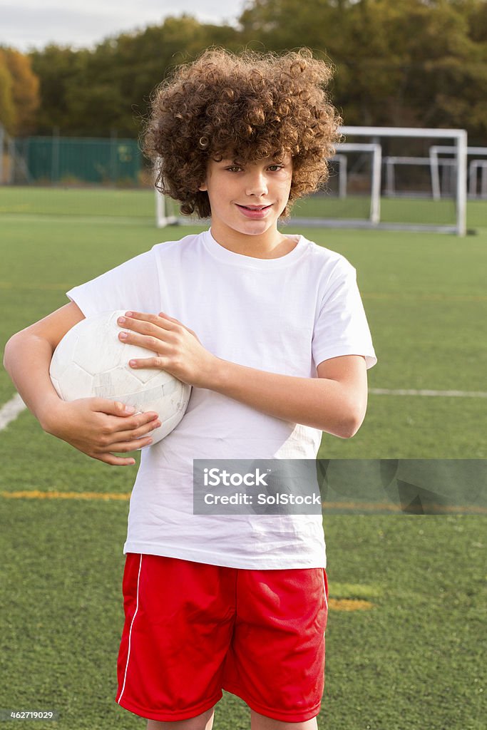 Ragazzo con il pallone da calcio - Foto stock royalty-free di 8-9 anni