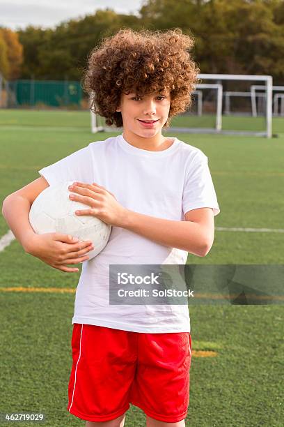 Ragazzo Con Il Pallone Da Calcio - Fotografie stock e altre immagini di 8-9 anni - 8-9 anni, Abbigliamento casual, Ambientazione esterna