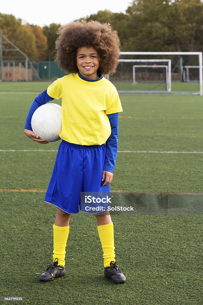 Молодой мальчик с Футбольный мяч - Стоковые фото 8-9 лет роялти-фри