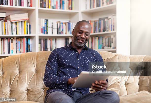 Maturo Uomo Africano Sorridente Con Digital Tablet - Fotografie stock e altre immagini di Uomini - Uomini, 50-54 anni, PC Ultramobile