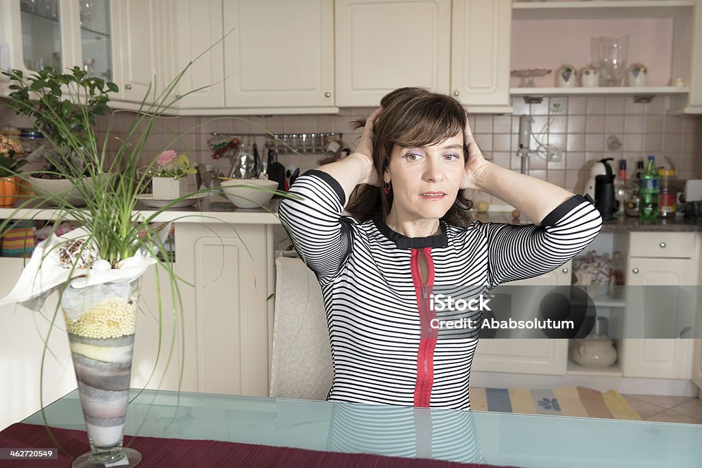 Pensativo mujer en la cocina doméstica, Europa - Foto de stock de Adulto libre de derechos