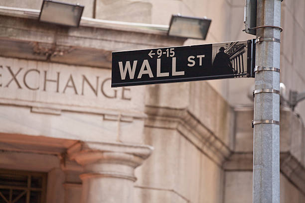 wall street en nueva york city - global communications directional sign road sign travel fotografías e imágenes de stock