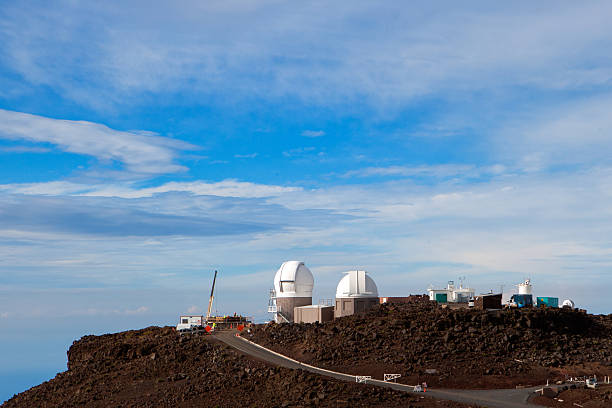 cratera haleakalā hawaiin observatório - haleakala crater imagens e fotografias de stock