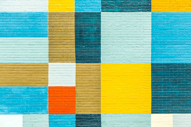pared de ladrillos pintado en rainbow colors - forma geométrica fotos fotografías e imágenes de stock