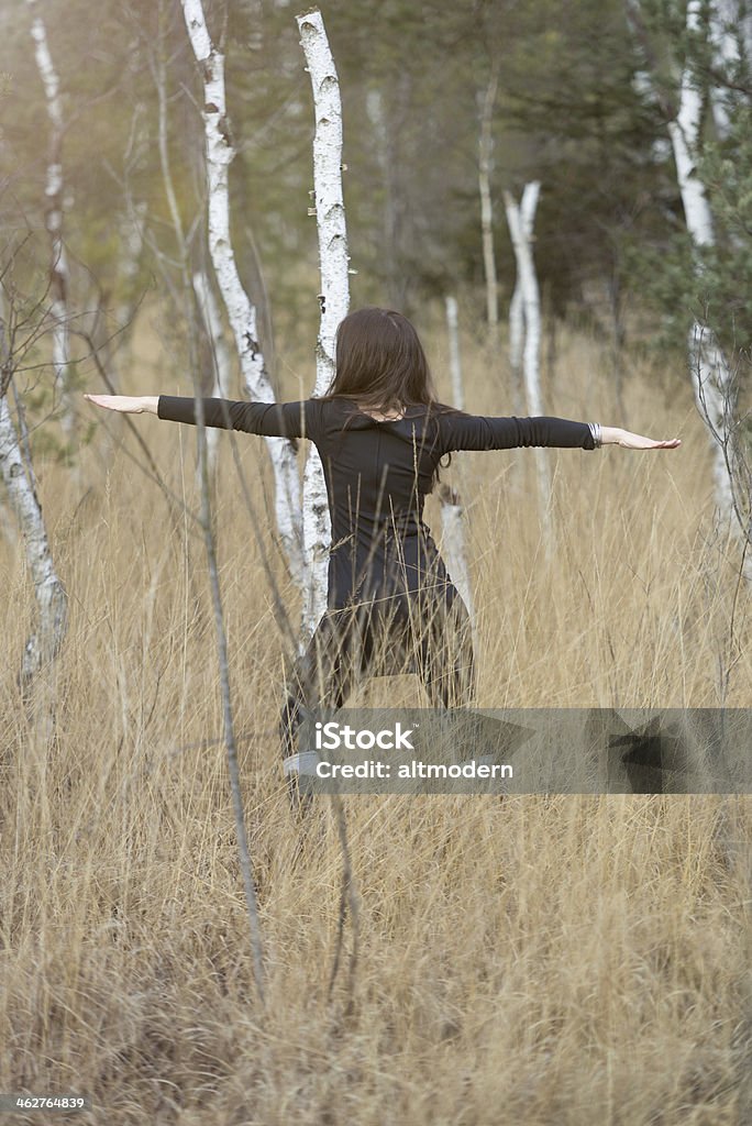 Jovem mulher relaxar na natureza - Royalty-free Adulto Foto de stock