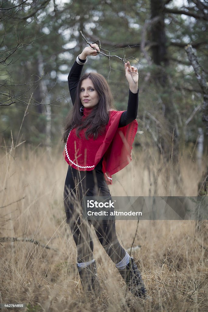 Jeune femme de se détendre dans la nature - Photo de Adulte libre de droits