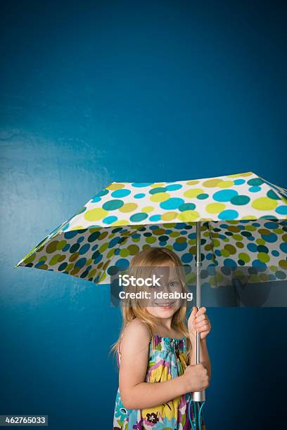 Fünf Jahre Altes Mädchen Mit Regenschirm Mit Textfreiraum Stockfoto und mehr Bilder von 4-5 Jahre