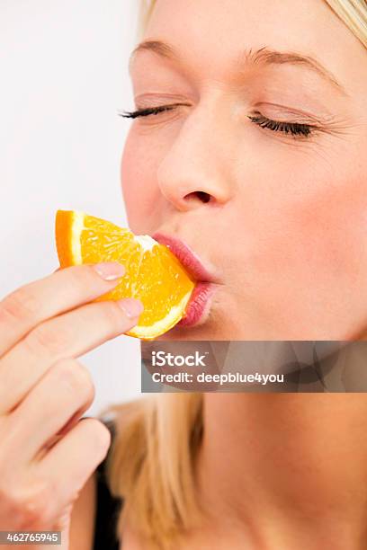 Blond Kobieta Jedzenie Pomarańczowe Owocezdjęcie - zdjęcia stockowe i więcej obrazów Piękna kobieta - Piękna kobieta, Sok pomarańczowy, Zbliżenie