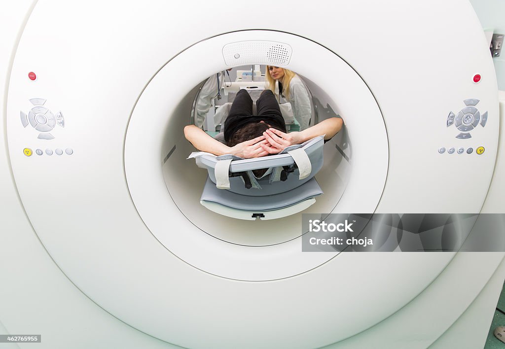 Пейзаж с применением institute.Young женщина ждет на позитронно-эмиссионная томография - Стоковые фото Machinery роялти-фри
