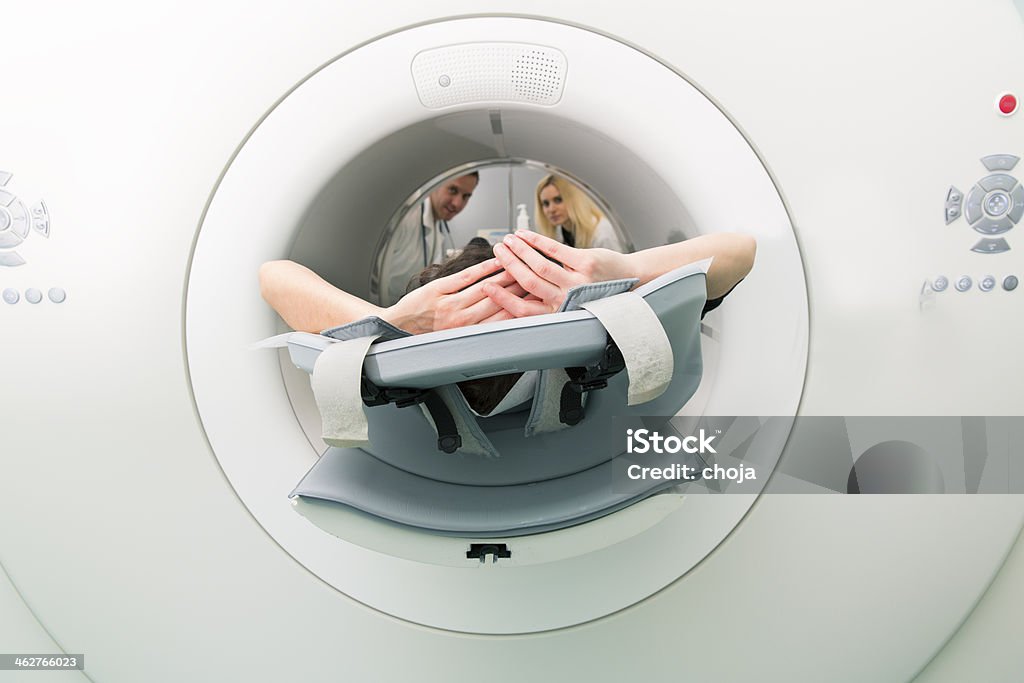 Escena de oncología institute.Young mujer esperando tomografía con emisión de positrones - Foto de stock de Artículo médico libre de derechos