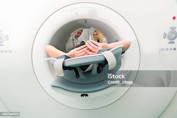 Escena De Oncología Instituteyoung Mujer Esperando Tomografía Con Emisión De Positrones Foto de stock y más banco de imágenes de Artículo médico