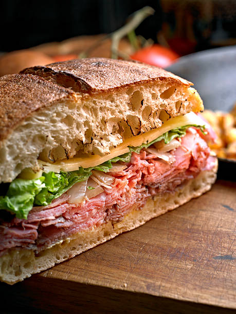 sandwich sanduíche - sandwich delicatessen roast beef beef - fotografias e filmes do acervo