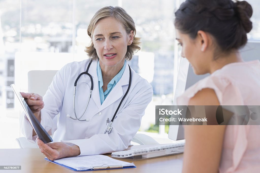 Arzt mit Patienten reden - Lizenzfrei Arbeiten Stock-Foto
