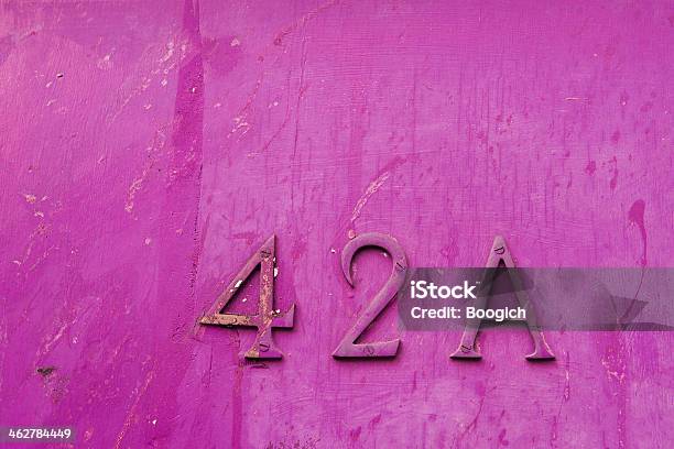 Numero 42 Lettera A Su Tessuto Rosa - Fotografie stock e altre immagini di Alfabeto - Alfabeto, Appartamento, Arte, Cultura e Spettacolo