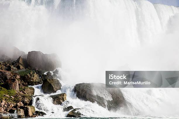 Rocks En Las Cataratas Del Niágara Foto de stock y más banco de imágenes de Agua - Agua, Aire libre, Belleza de la naturaleza