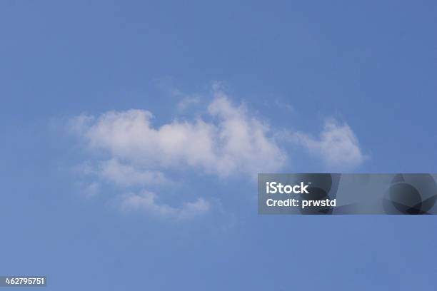 Облака И Голубое Небо — стоковые фотографии и другие картинки Блестящий - Блестящий, Высоко, Глубокий