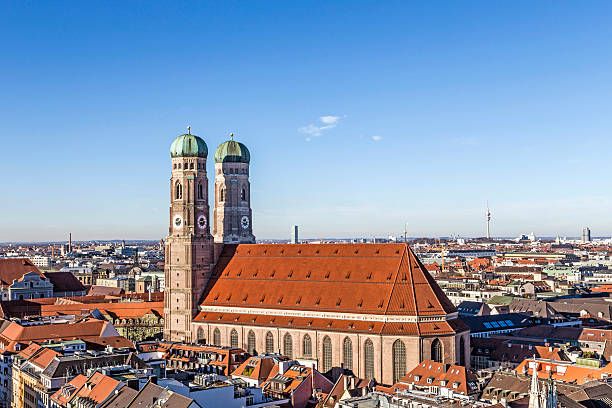 der liebfrauenkirche (frauenkirche) in münchen - cathedral of our lady stock-fotos und bilder