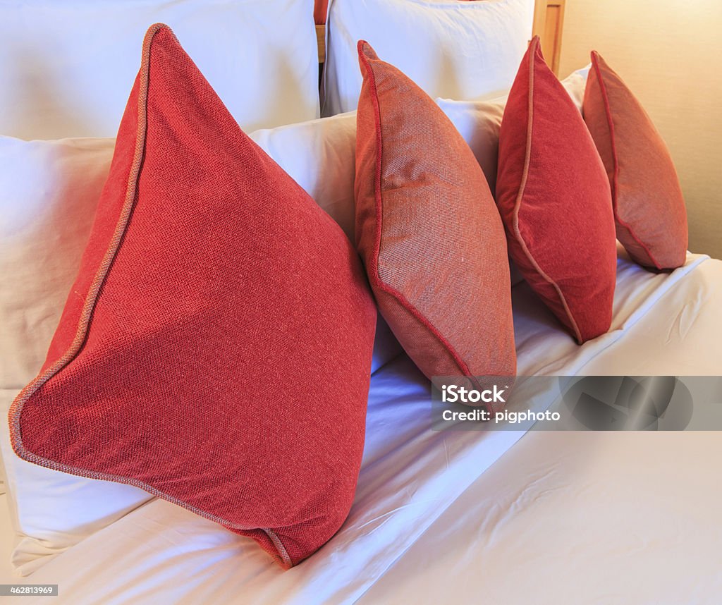 베개가 놓인 킹 사이즈 침대 1개 - 로열티 프리 가구 스톡 사진