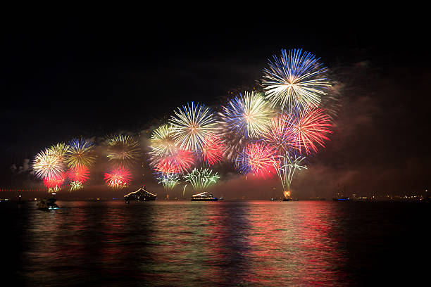 fogos de artifício - laser firework display performance showing imagens e fotografias de stock