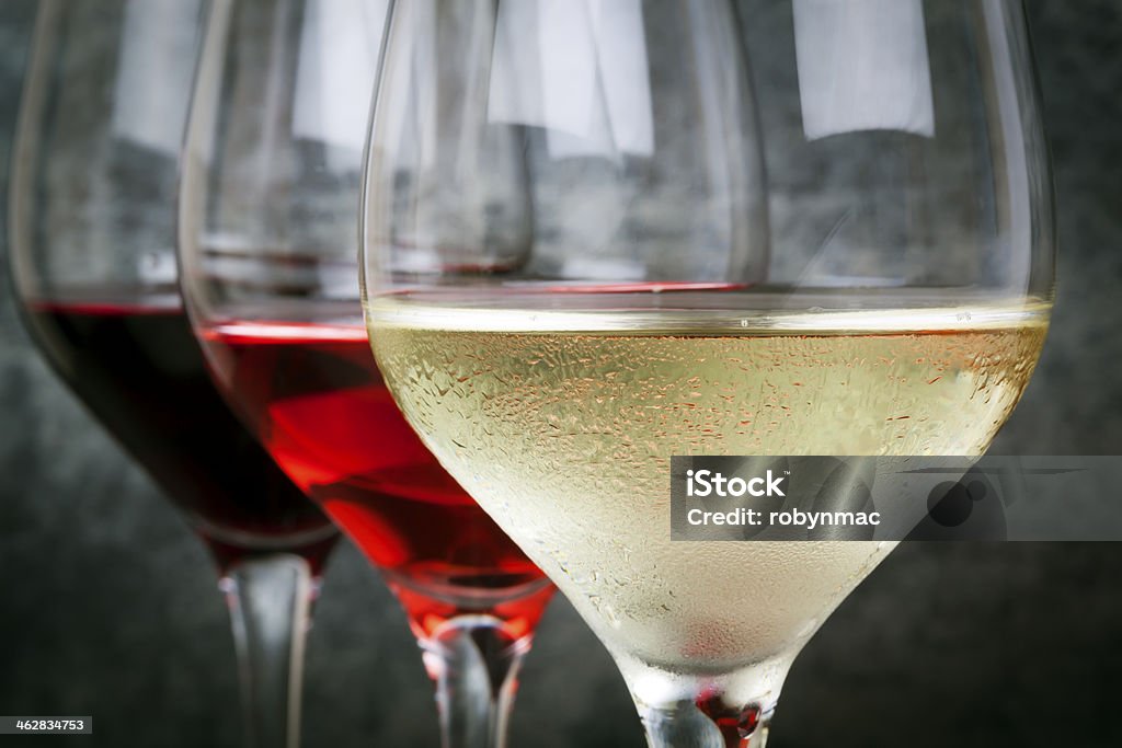 ホワイトローズ、レッドワイン - ワインのロイヤリティフリーストックフォト