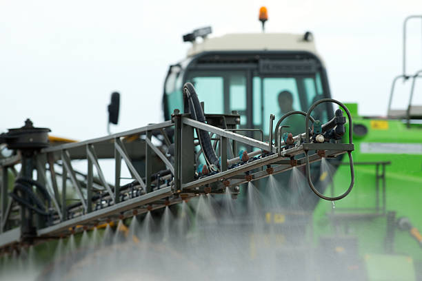 деталь трактор sprayer. - crop sprayer insecticide spraying agriculture стоковые фото и изображения