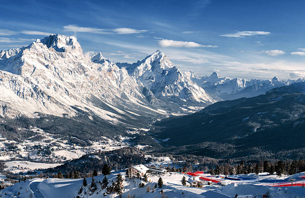 cortina d'ampezzo - tourism panoramas winter travel locations stock-fotos und bilder