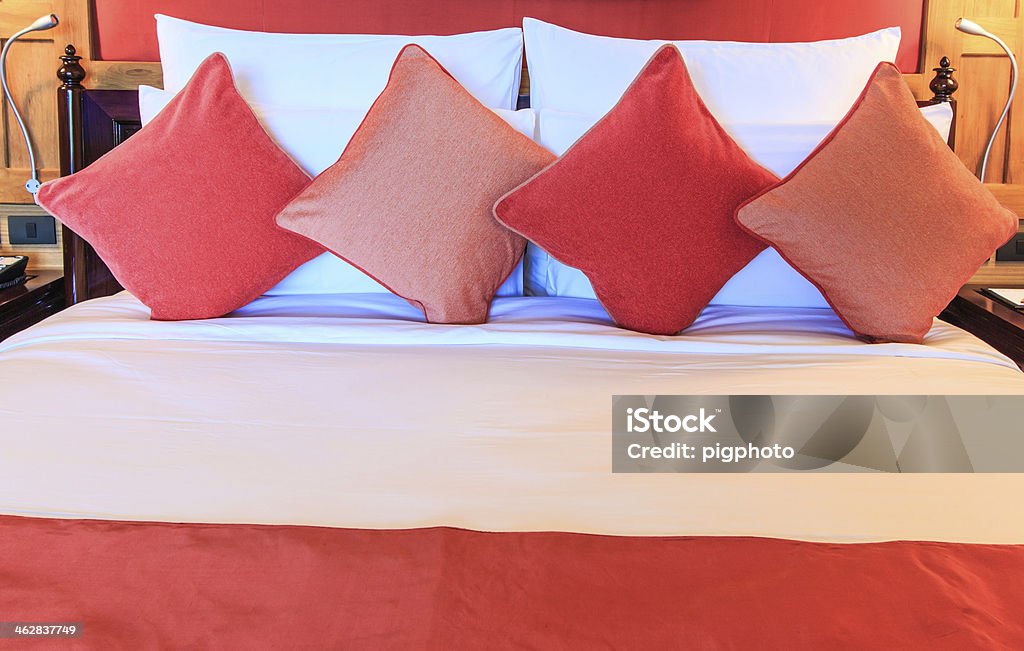 Poduszki na łóżku - Zbiór zdjęć royalty-free (Budowla mieszkaniowa)