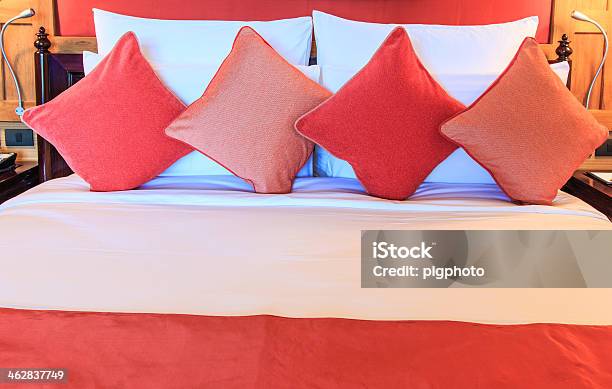 Poduszki Na Łóżku - zdjęcia stockowe i więcej obrazów Budowla mieszkaniowa - Budowla mieszkaniowa, Czerwony, Dzielnica mieszkaniowa