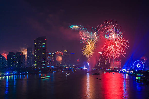 pokaz sztucznych ogni odliczanie (szczęśliwy nowy rok) bangkok azji tajlandia - firework display new years eve new year party zdjęcia i obrazy z banku zdjęć
