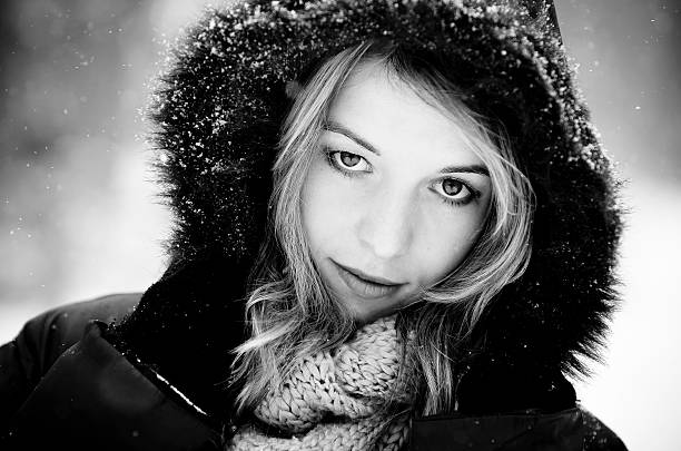 nero & bianco inverno - big hair blond hair frizzy women foto e immagini stock