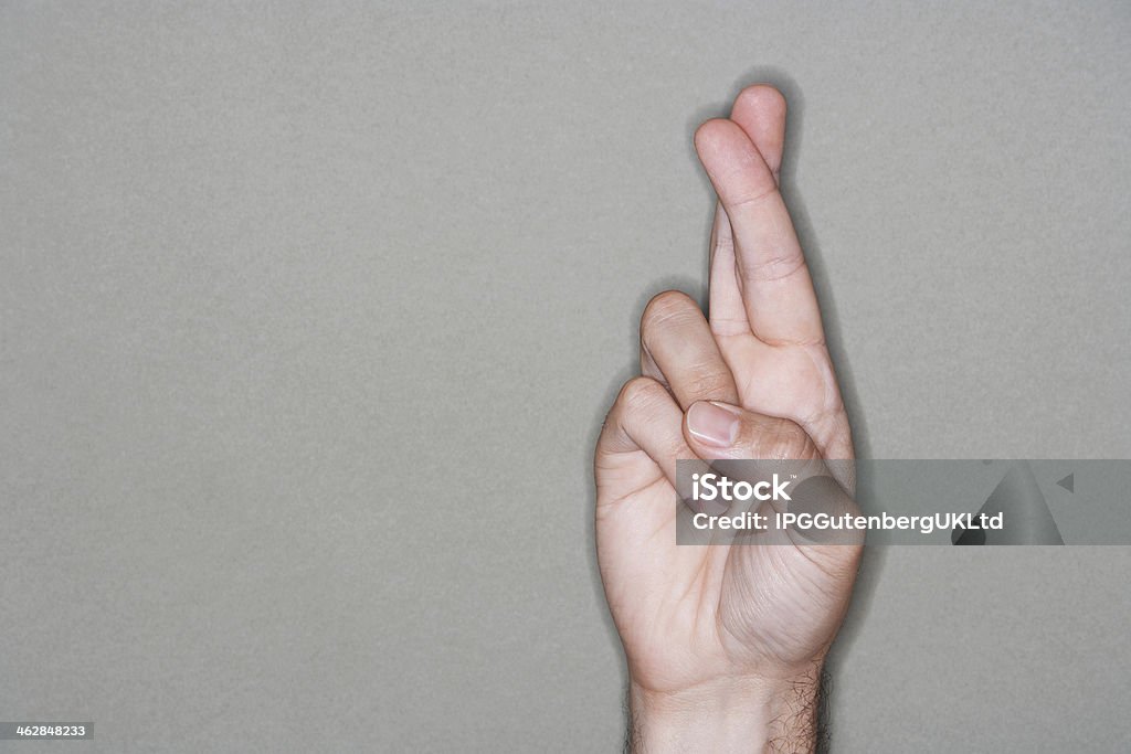 Primer plano de los dedos cruzados - Foto de stock de Adulto libre de derechos
