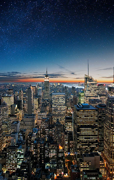 manhattan sob as estrelas - aerial view manhattan new york city new york state - fotografias e filmes do acervo