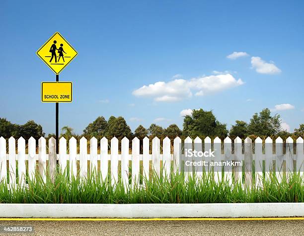 Sinal De Escola - Fotografias de stock e mais imagens de Amarelo - Amarelo, Antigo, Ao Ar Livre