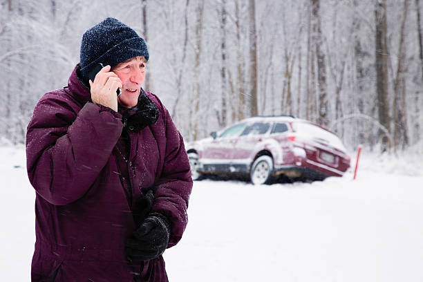 uomo anziano chiamare per ricevere assistenza durante la tempesta di neve - bloccato foto e immagini stock