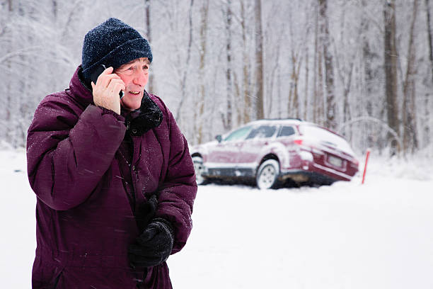 homem sênior telefone para ajudar durante uma tempestade de neve - sem saída - fotografias e filmes do acervo