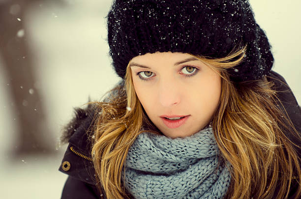 inverno snowfall - big hair blond hair frizzy women imagens e fotografias de stock