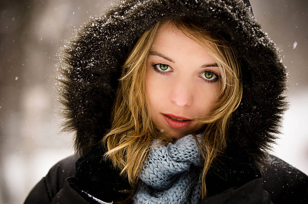 beleza de inverno - big hair blond hair frizzy women imagens e fotografias de stock